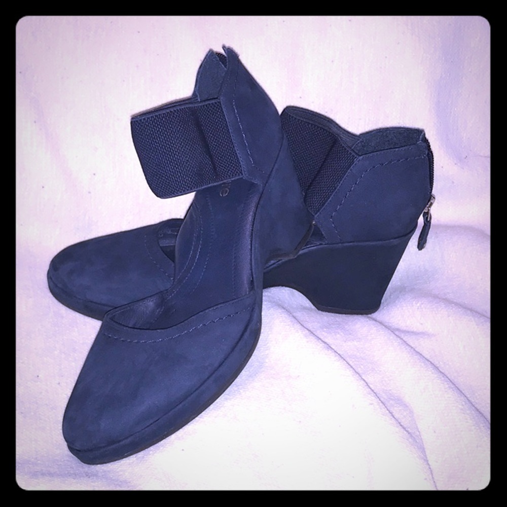 Nurture size 8 navy suede wedge